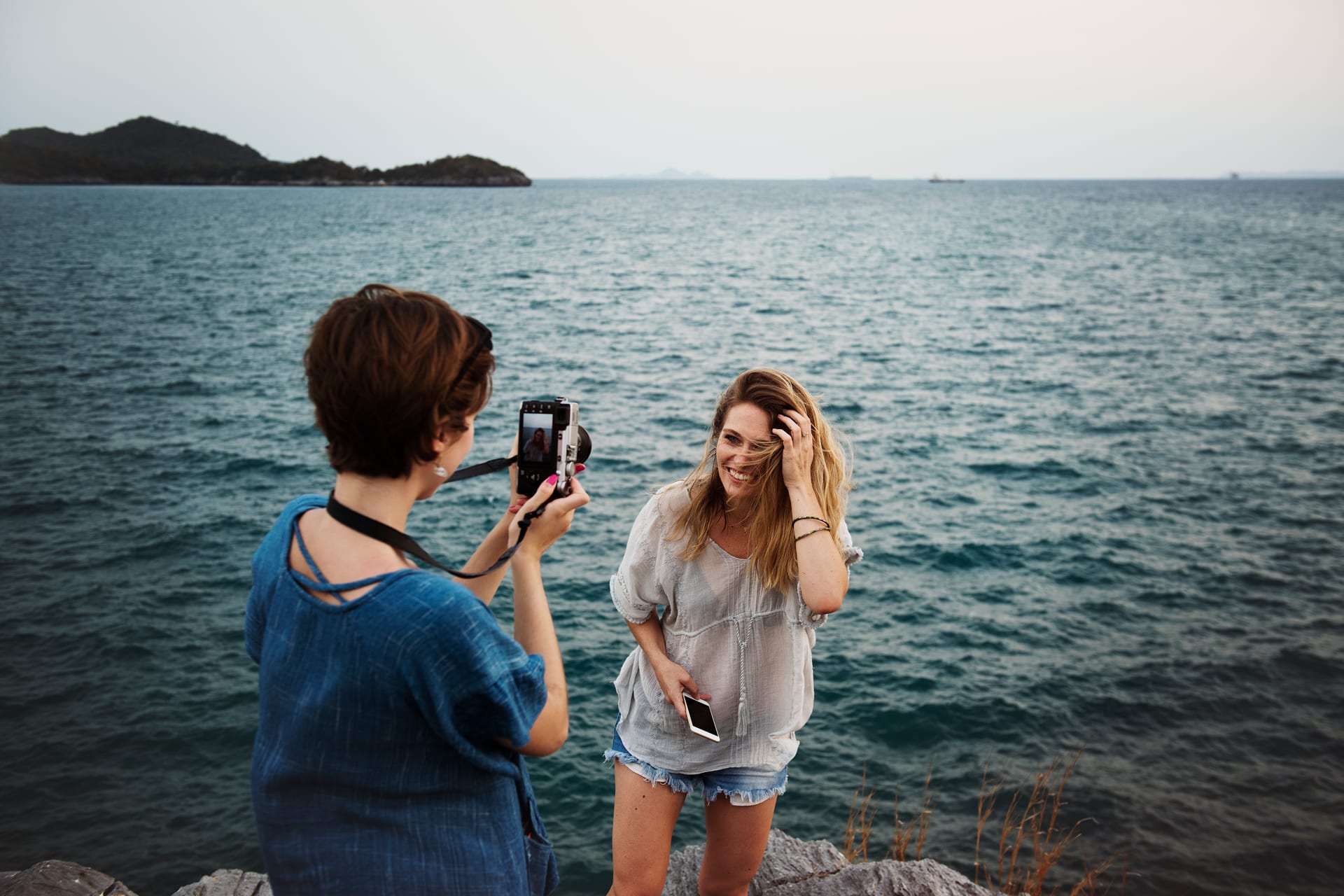 Бойфренды фотографируют подружек отдыхая у моря